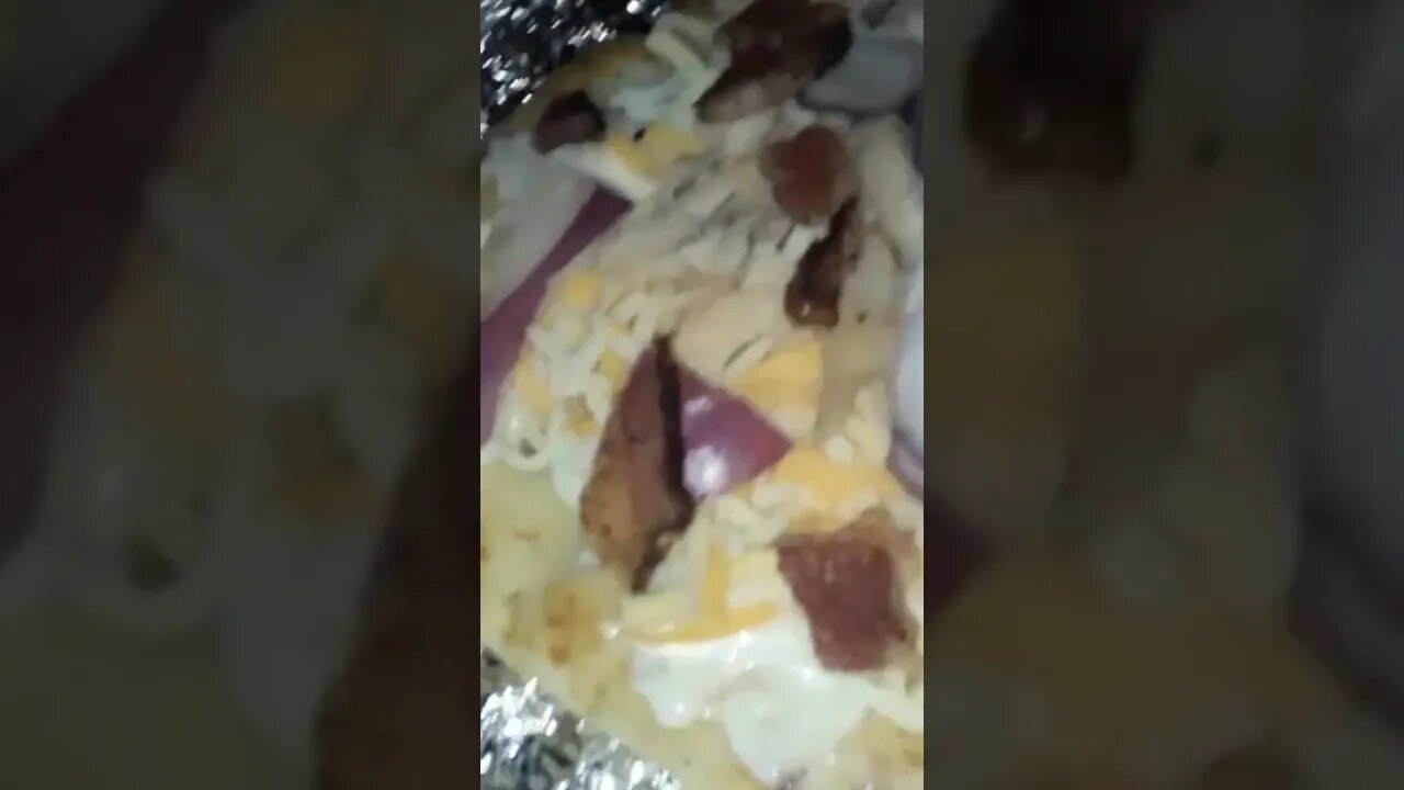 You know you stoners want this chicken , bacon, ranch pizza right now #shorts