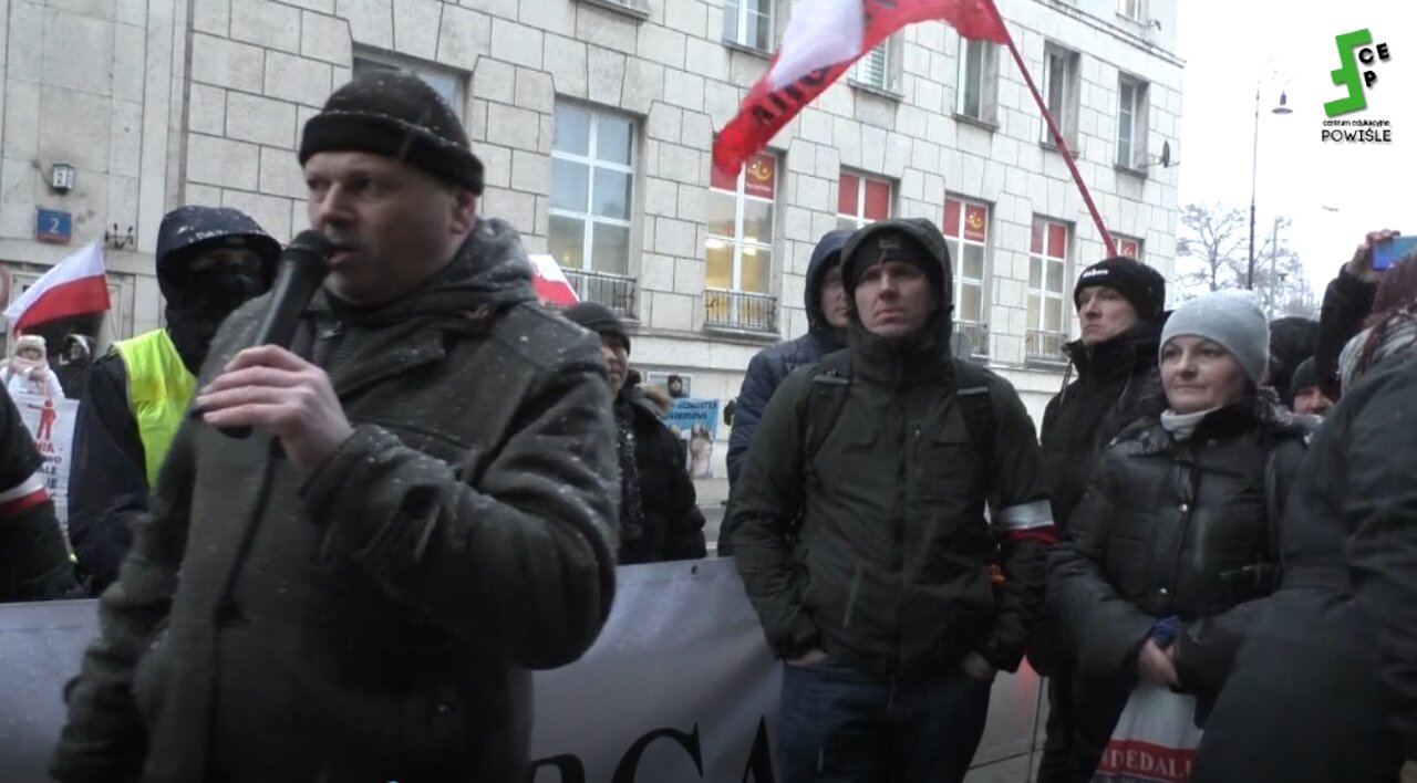 Poseł Grzegorz Braun (Konfederacja Korony Polskiej) i Rafał Mossakowski (Centrum Edukacyjne Polska) na pikiecie Justyny Sochy (STOP NOP) pod Sejmem 01.02.2022 r.