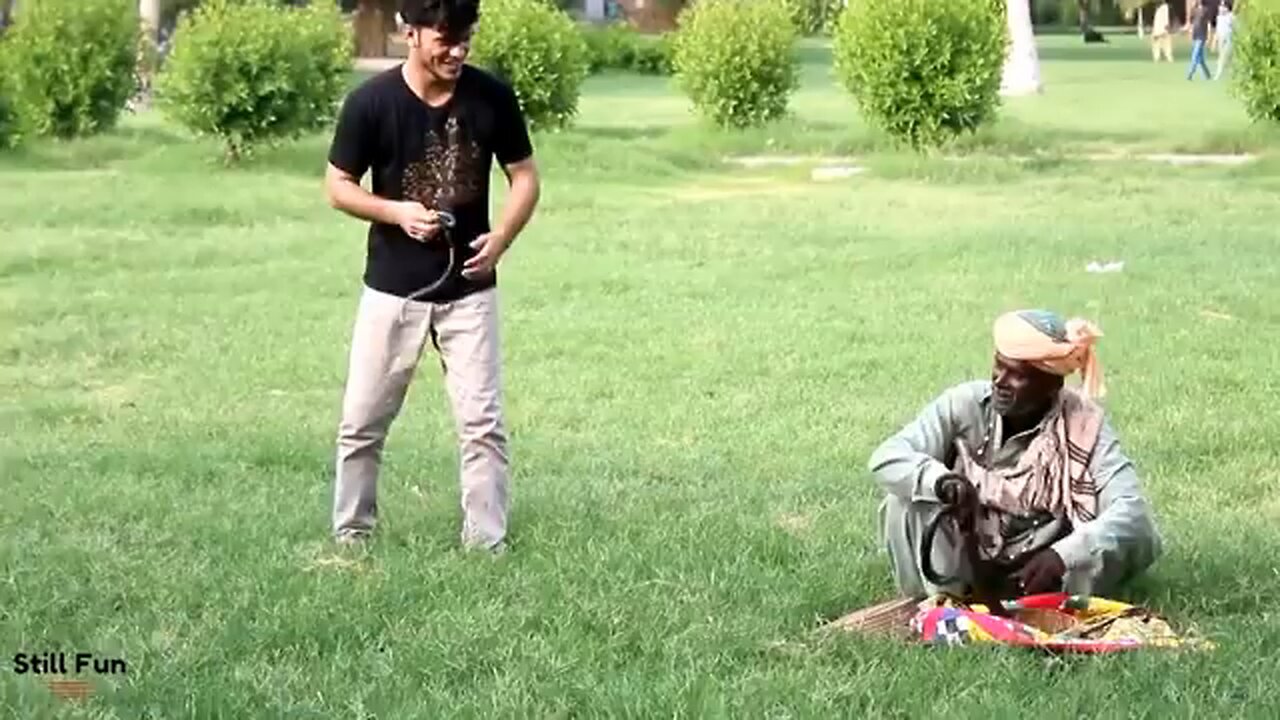 Funny Video😂😂.. Snake prank on strangers 😂😂