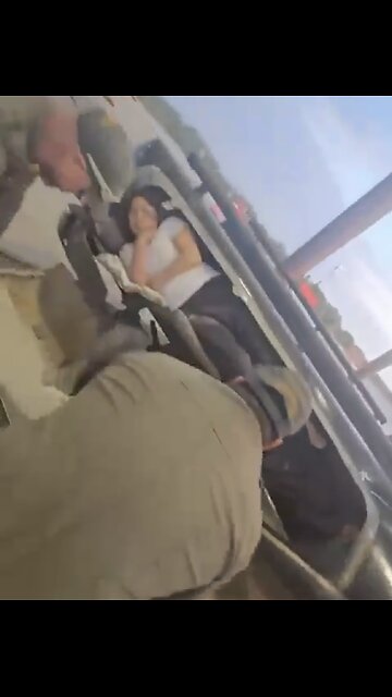 USING VEHICLES🛂🚧🛻🛗📸TO TRAFFIC ILLEGAL ALIENS AT U.S BORDER🛂⛔️🚧🛻💫