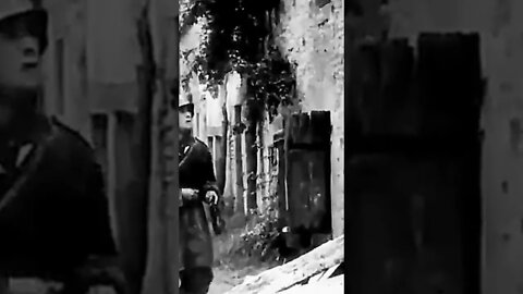 soldado alemão se rendendo aos soldados aliados #historia #fatos #fly #guerra