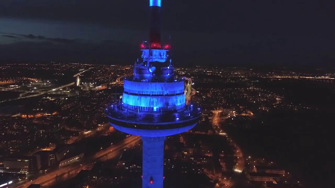 Radijo stoties m 1 ir Tv bokšto iniciatyvą nudažė Vilniaus televizijos bokštą mėlynai wow!!!