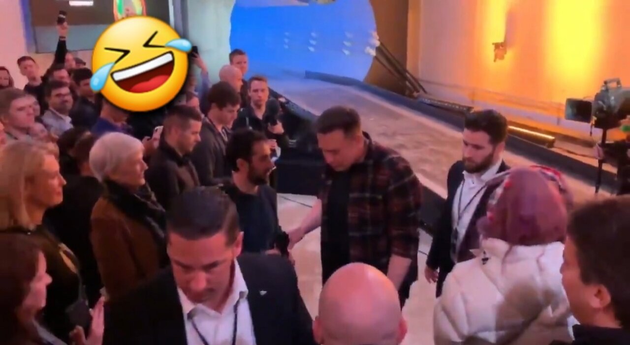 DOES THIS LOOK LIKE LOVE ELON WALKS RIGHT PAST GRIMES IGNORING HER, BECZ SHE WASNT INVITED&🚫HIS GF