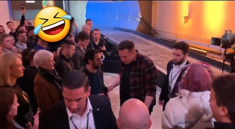 DOES THIS LOOK LIKE LOVE ELON WALKS RIGHT PAST GRIMES IGNORING HER, BECZ SHE WASNT INVITED&🚫HIS GF