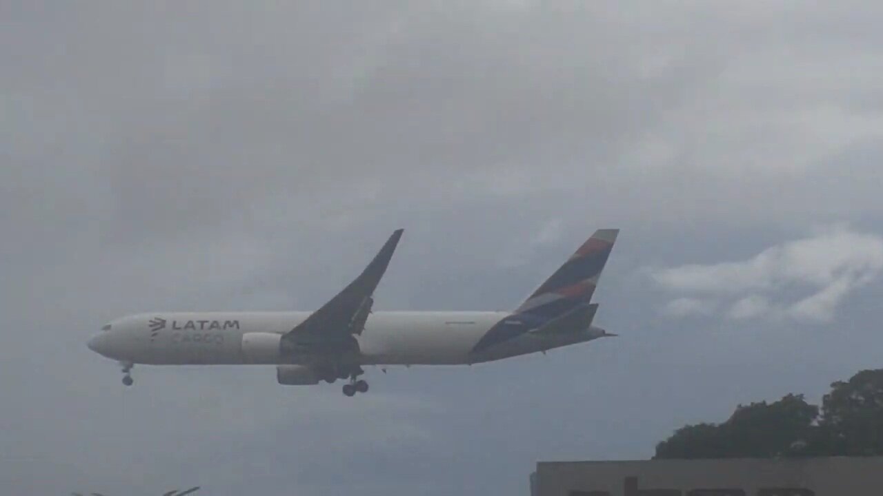 Boeing 767-300ERF PR-ABD na aproximação final antes de pousar em Manaus vindo de Miami 🇺🇲🇧🇷