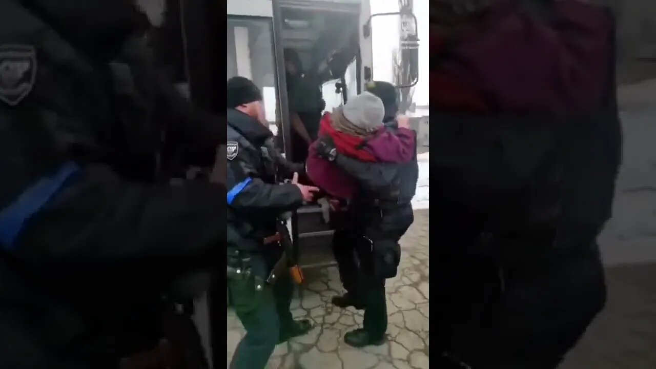 🇺🇦Graphic War18+🔥Police Carry Elderly from Bus to Evacuation Train Popasna Village, Ukraine #Shorts