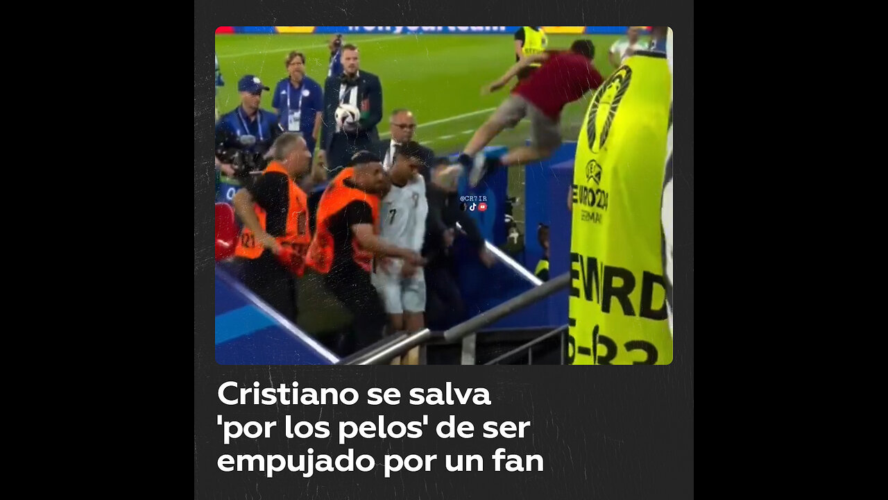 Cristiano Ronaldo casi embestido por un fan en un partido de Eurocopa