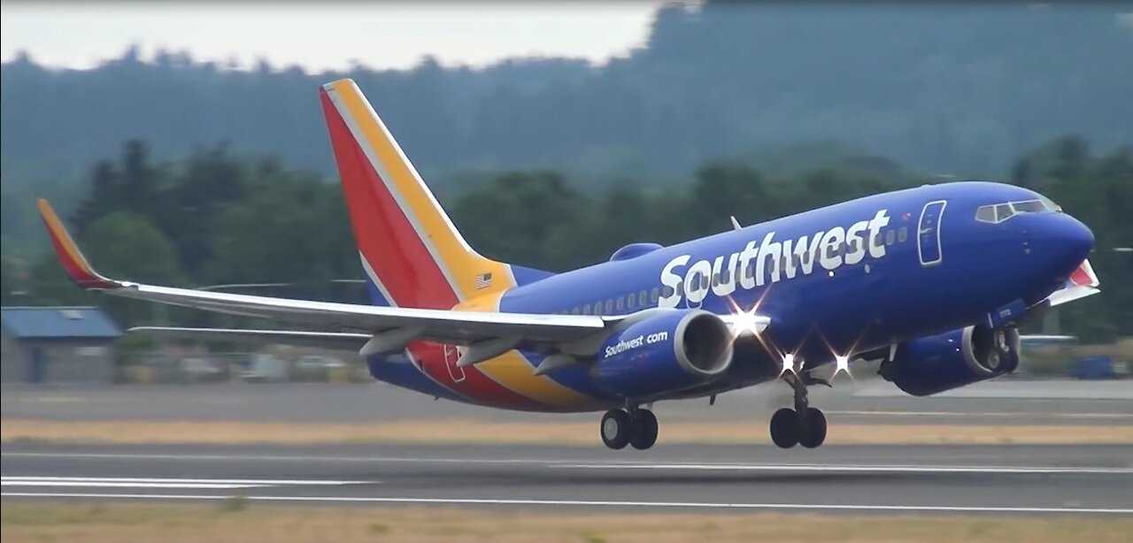 Southwest Airlines N7712G 737-700 Takeoff Portland Airport (PDX)