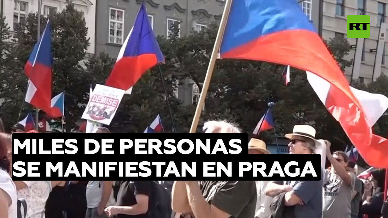 Miles de personas se manifiestan en Praga