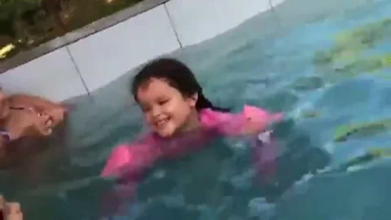 CRIANÇA APRENDENDO A MERGULHAR SOZINHA #piscina #nadando #infantil #meme #shorts