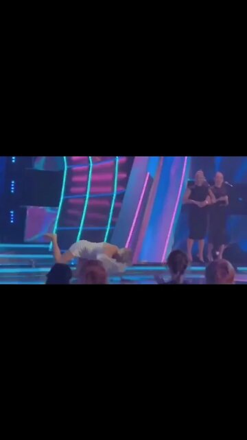 👉 Шанувальниця путлера співачка Валерія повторила флешмоб "патріарха кирила" і впала на сцені.