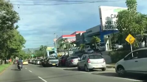 Largas filas se presentaron ayer en la entrada a alkosto