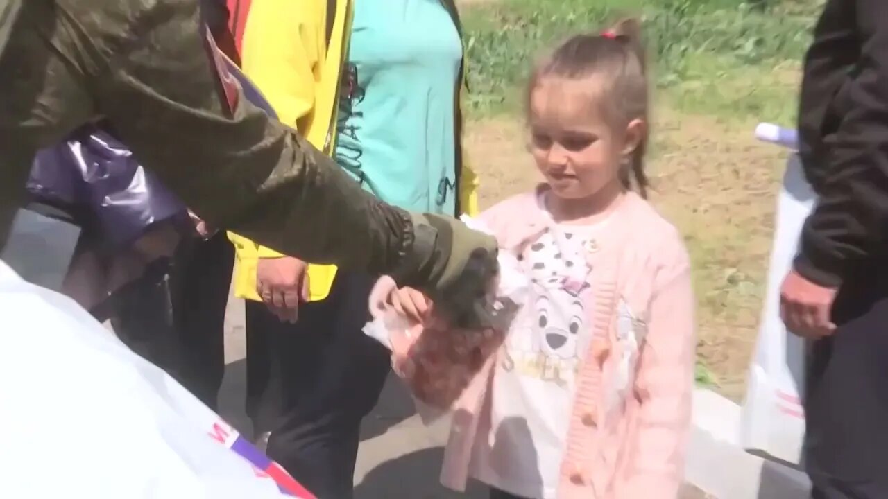 Russian Troops Delivered Humanitarian Aid To One Of The Recently Liberated Settlements In The LPR!