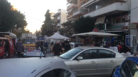 Ξεχασμένο - παρκαρισμένο αυτοκίνητο στην μέση λαϊκής αγοράς