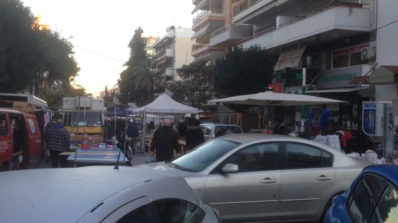 Ξεχασμένο - παρκαρισμένο αυτοκίνητο στην μέση λαϊκής αγοράς