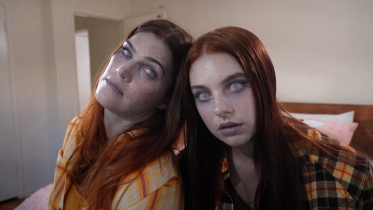 Don't look in the Mirror ! Short horror movie