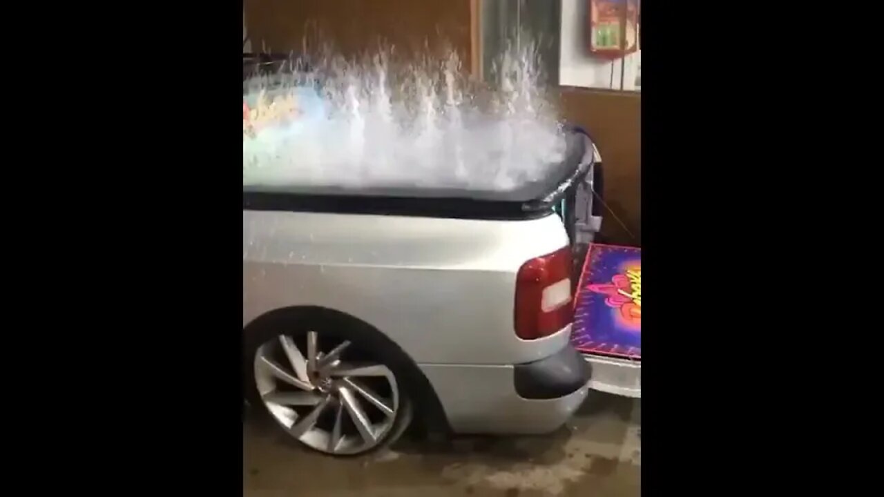 Brincando com agua e sabão na lona da saveiro