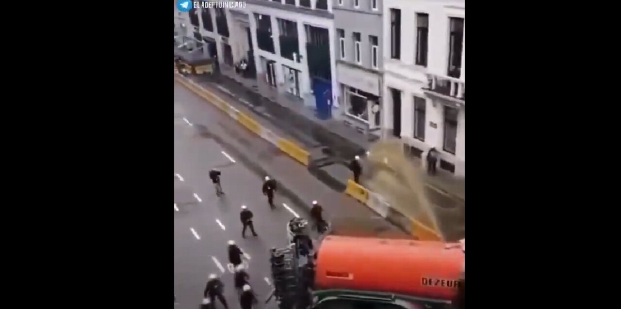 Farmer in Brussels spray Brussels police with liquid manure