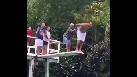 SEGURA A VEIA , FOI EMPURRAR O NETO NA PISCINA VEJA NO QUE DEU ( MEME ) ( VIRAL ) ( RIR ) #shorts