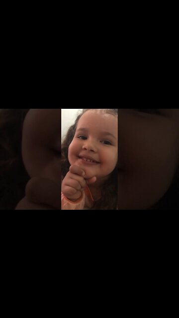 Crianca Pedindo sorvete no prato para a mamãe - #shorts #linda #bebe