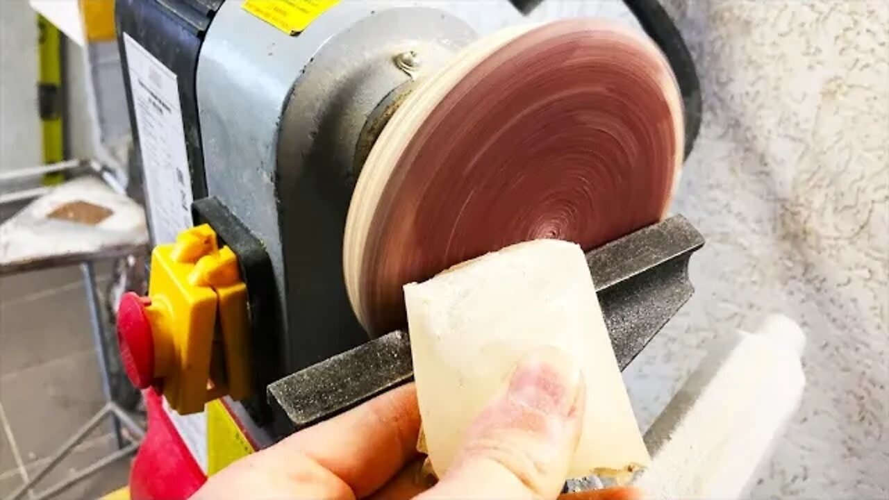 THE FASTEST WAY to clean a sanding disc or tape from sawdust