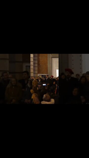 🇪🇸 Creyentes rezan el Rosario frente a la iglesia de Calle Ferraz, Madrid