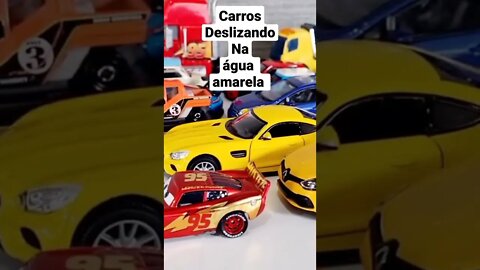 mostrando vários carros se movendo e caindo na água amarela #shorts #short