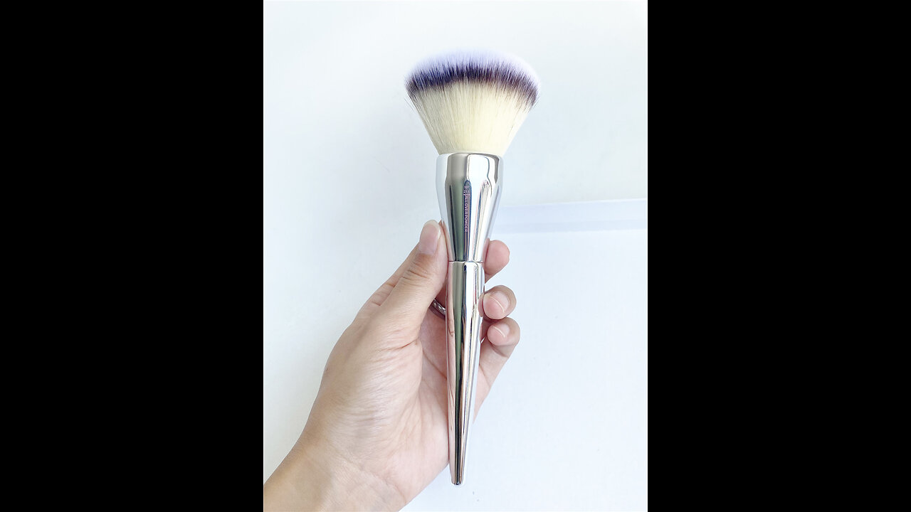 IT Cosmetics Heavenly Luxe Jumbo Powder Brush #3 - For Loose & Pressed Powder - Poreless, Optic...