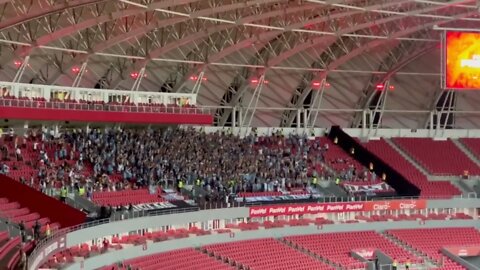 Torcida do Grêmio praticando racismo antes de começar o Grenal - "Chora Macaco imundo"