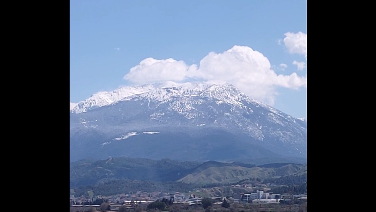 Observando la Nieve en una Zona Montañosa Desde el Área de las Ruinas de Laodicea