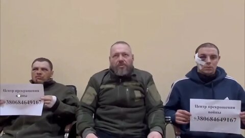 被乌克兰守军揍得鼻青脸肿的俄军士兵在向自己的战友劝降……