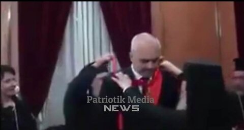 Tradhëtari i kombit shqiptar u kuptua kur u dekorua me kryqin e artë nga priftërinjë grekë ...