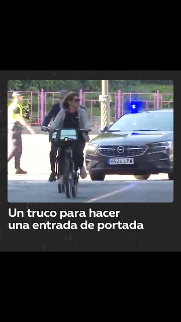Viaja en bicicleta escoltada por dos coches para "cuidar del medio ambiente"