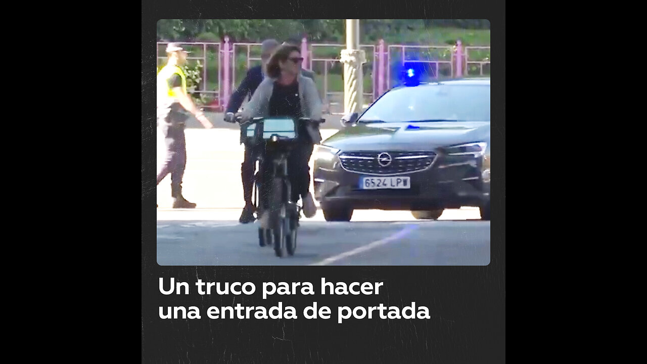 Viaja en bicicleta escoltada por dos coches para "cuidar del medio ambiente"