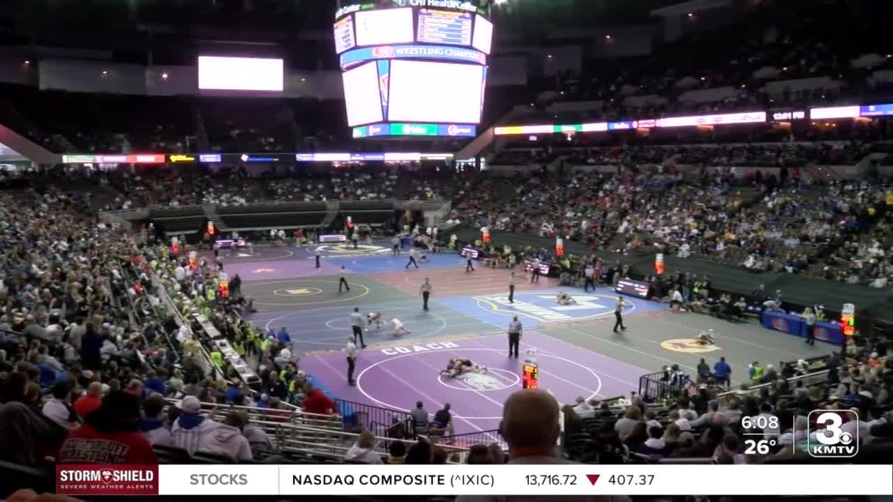 It's standing-room-only for 2022 NSAA state wrestling at CHI Health Center