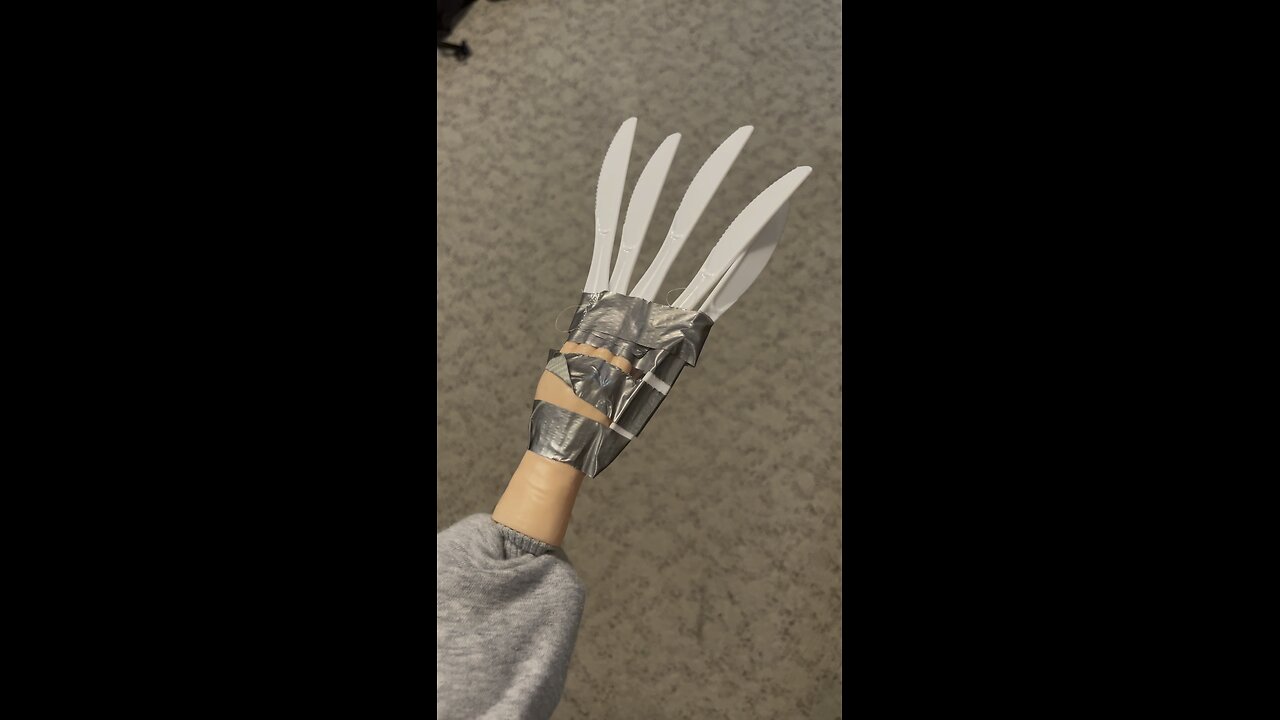 SPH’s attempt at Edward Scissors hands or just freakin sweet knife fingers. #funny #funnyvideos