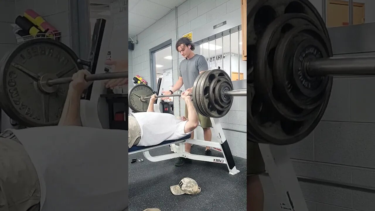 390lbs Raw Bench, Crazy 🤪 old man