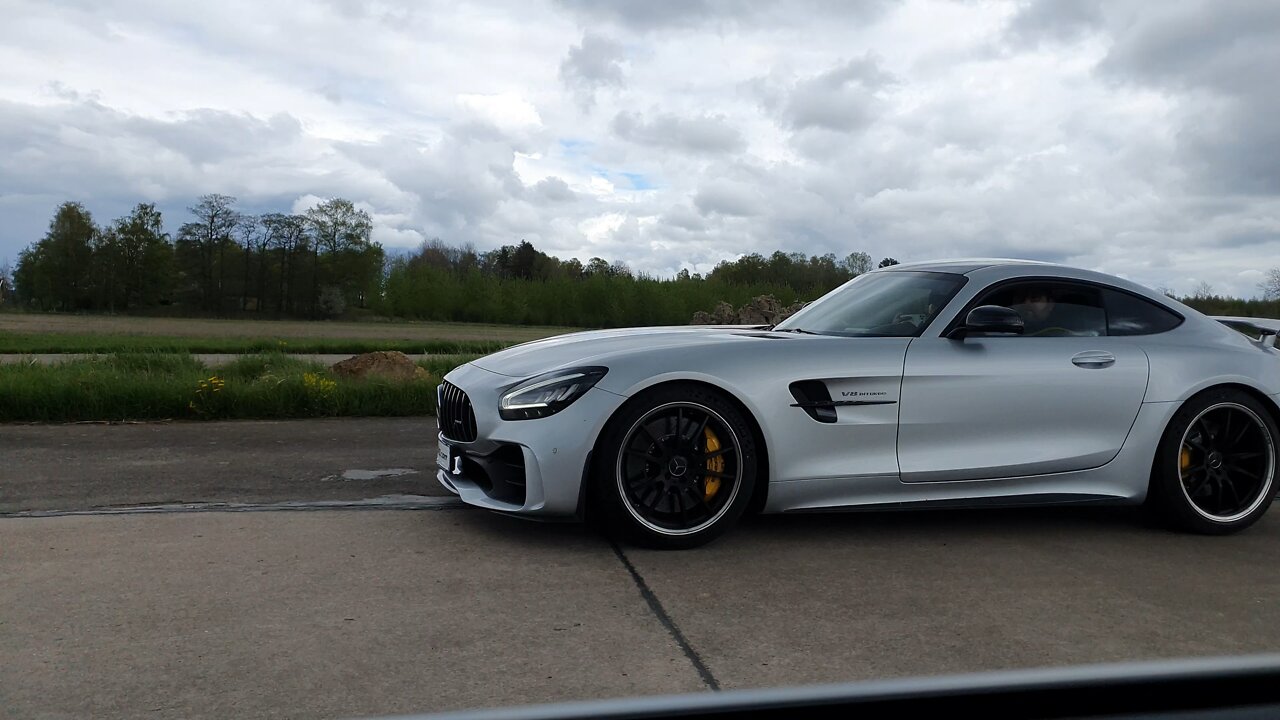 Porsche 911 GT3 RS 991 Mk II vs Mercedes AMG GT-R