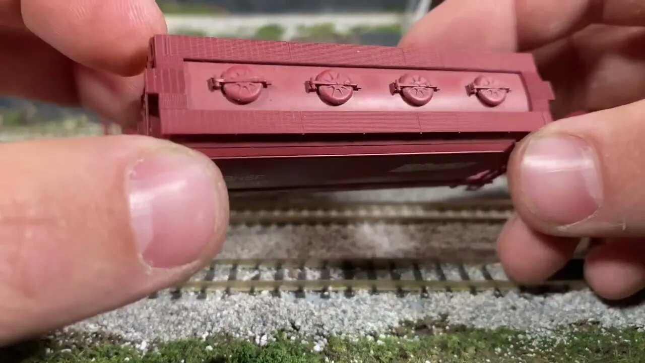 Review: N Scale Micro Trains 2 Bay Covered Hoppers