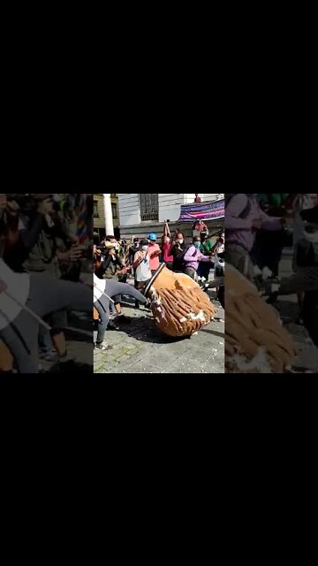 Futebol-arte: manifestantes batem bola com a cabeça de Bolsonaro