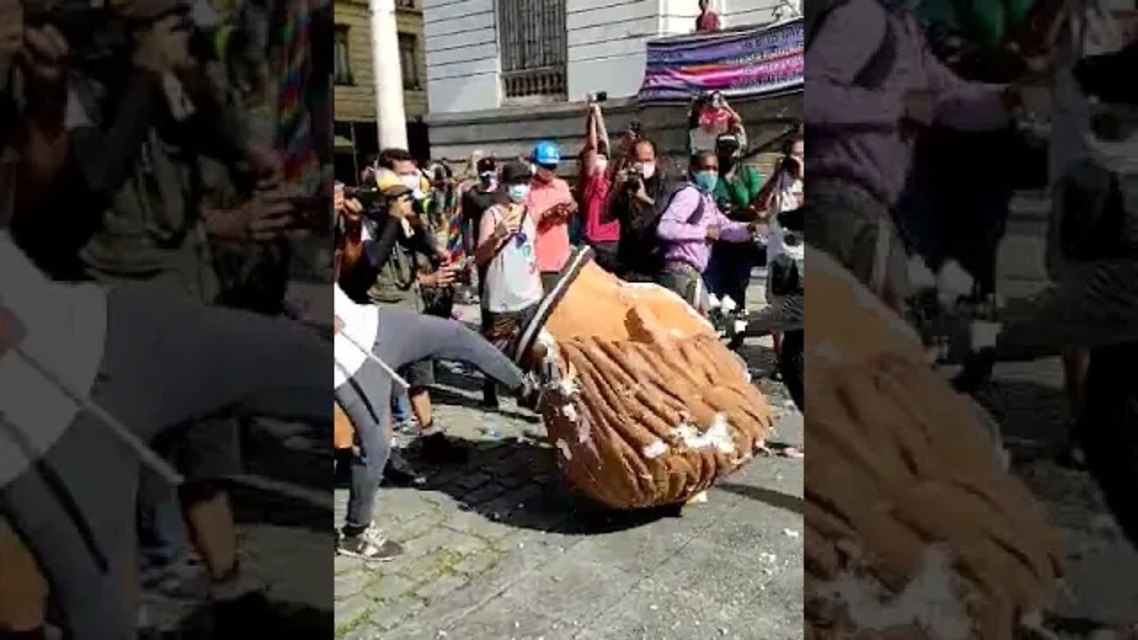 Futebol-arte: manifestantes batem bola com a cabeça de Bolsonaro