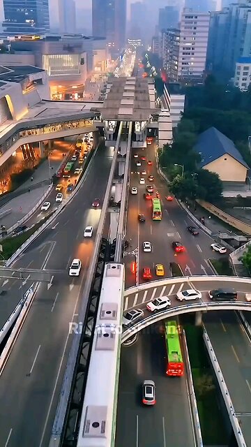 Chinese mein train sadak par kaise chalti hai