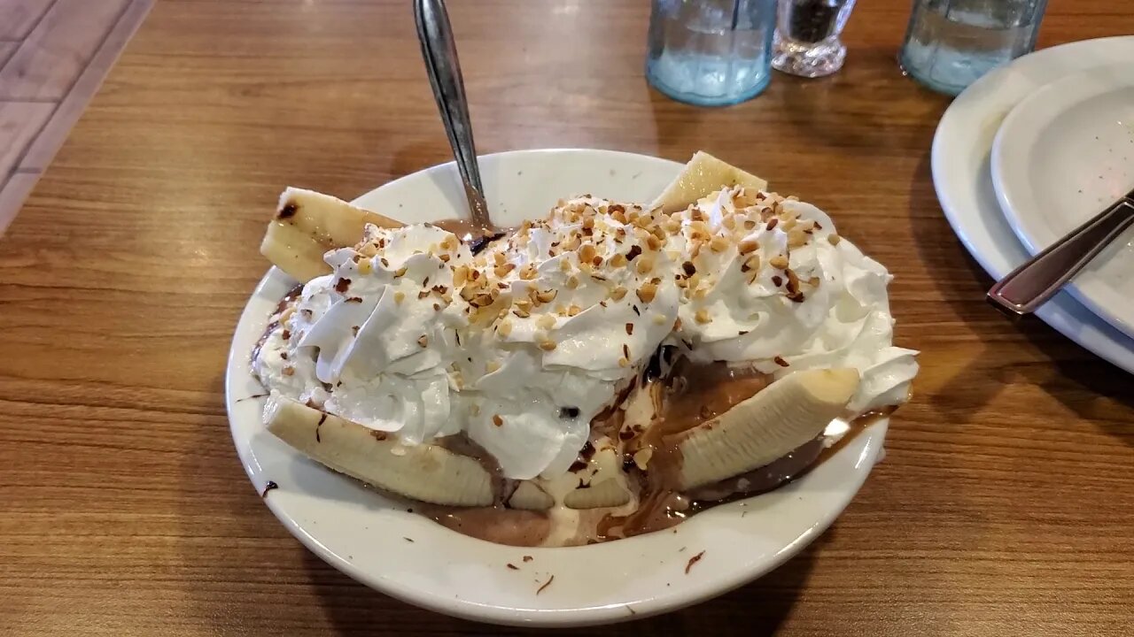 BANANA SPLIT ICECREAM 🍦 AT DENNY'S LAKELAND FLORIDA UNITED STATES OF AMERICA 🇺🇸