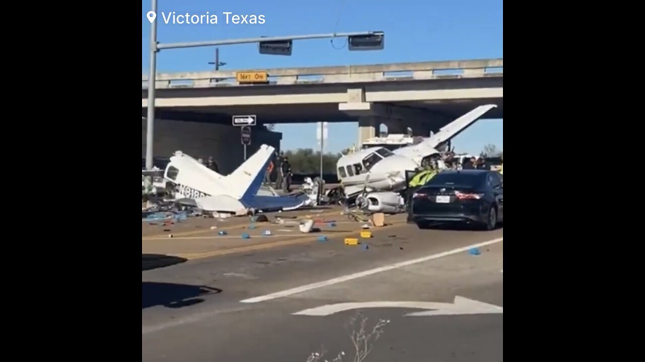 PLANE CRASH LAND🚒🛣️🛩️💥🛻🚕📸👨‍🚒ON BUSY HIGHWAY IN TEXAS⛑️🚑🛣️🛩️💥🚗🚙💫