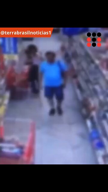 Homem é preso em flagrante por agarrar criança por trás em supermercado; VEJA VÍDEO