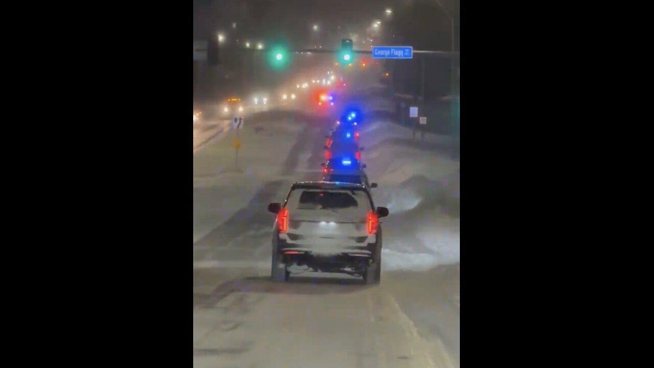 TRUMP❤️🇺🇸🥇MOTORCADE ARRIVES🛣️🚓🚙🛻IN DES MOINES IOWA💙🇺🇸🛣️🚓🚗🛻🚑🚓⭐️