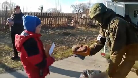 RUSSIAN TROOPS, FEEDING PEOPLE IN UKRAINE 2