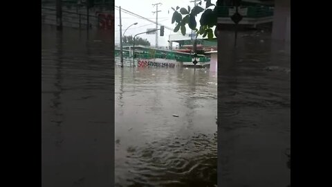 Homem se joga da passarela de trem de parada de Lucas #riodejaneiro #shorts