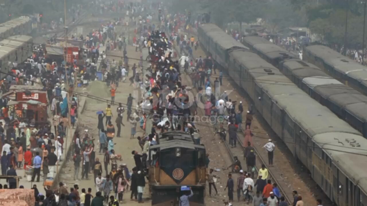 🇧🇩🇧🇩 Onto the Roof of Train 🇧🇩🇧🇩 About to Depart from Railway Station in Dhaka, Bangladesh