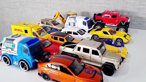 mostrando vários carros se movendo e caindo na água amarela